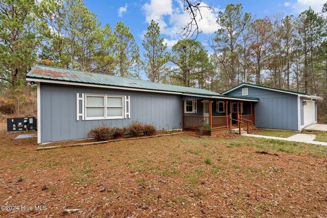 ranch-style house featuring a porch