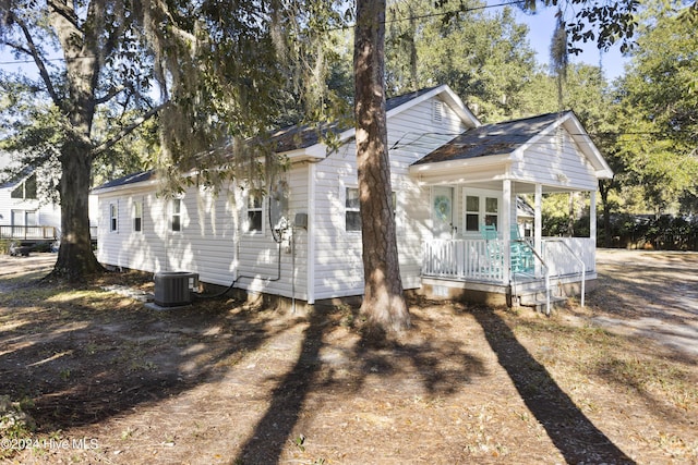 view of front facade with covered porch and cooling unit