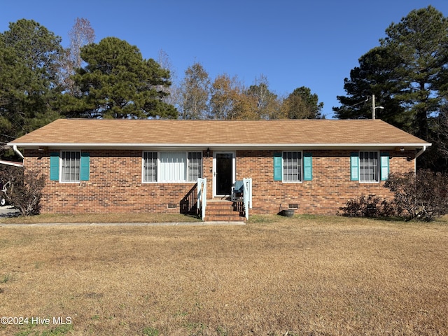 single story home with a front lawn