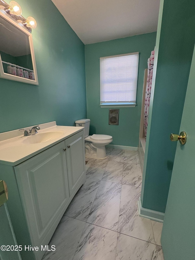 bathroom with a shower with curtain, vanity, and toilet