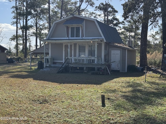 view of front of property featuring a porch and a front yard