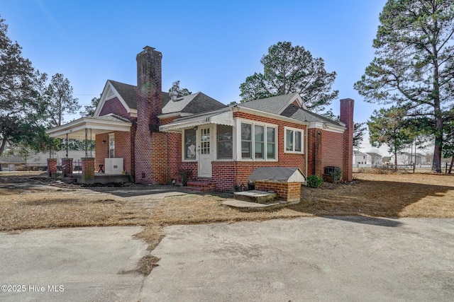 view of front of property featuring a porch