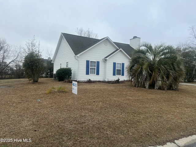 view of front of house with a front lawn