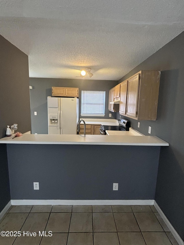 kitchen with electric stove, kitchen peninsula, sink, and white fridge with ice dispenser