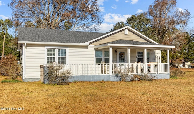 view of front of property featuring covered porch and a front lawn