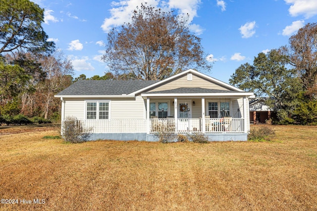 view of front facade featuring covered porch and a front lawn