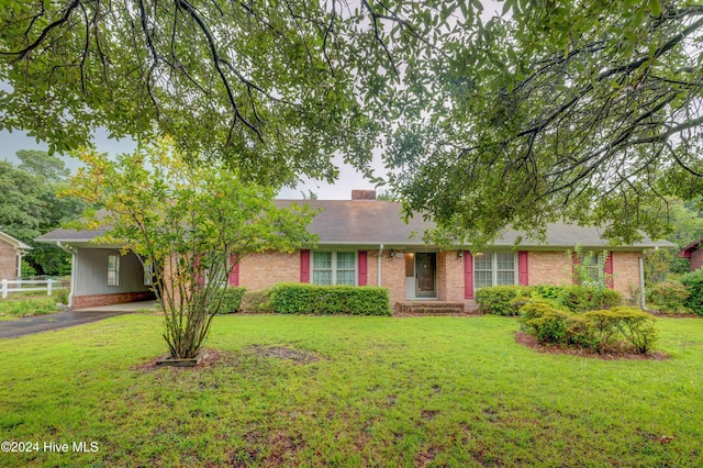 ranch-style home featuring a front lawn