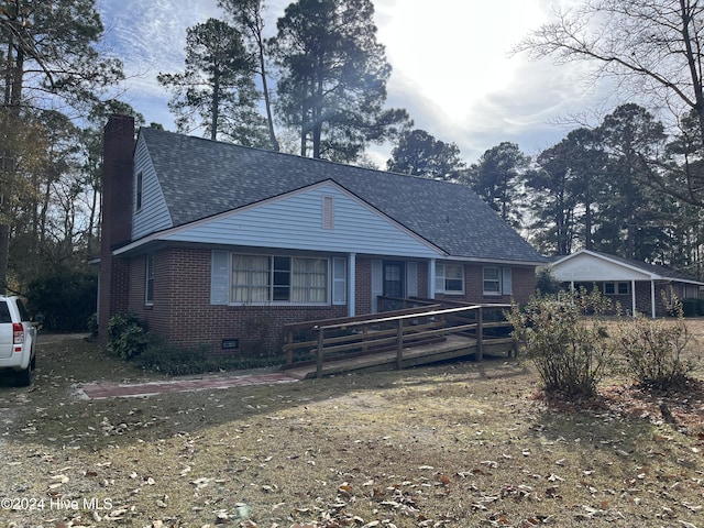 bungalow featuring a front lawn