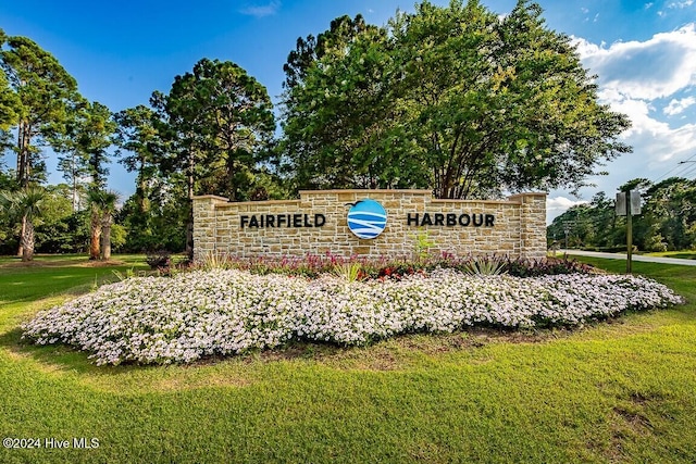 community / neighborhood sign with a lawn