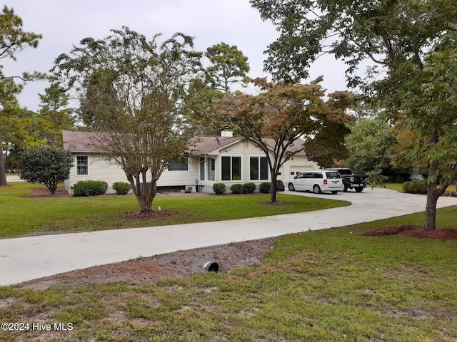 view of front of property featuring a front yard