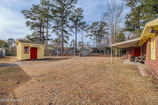 view of yard featuring a storage unit