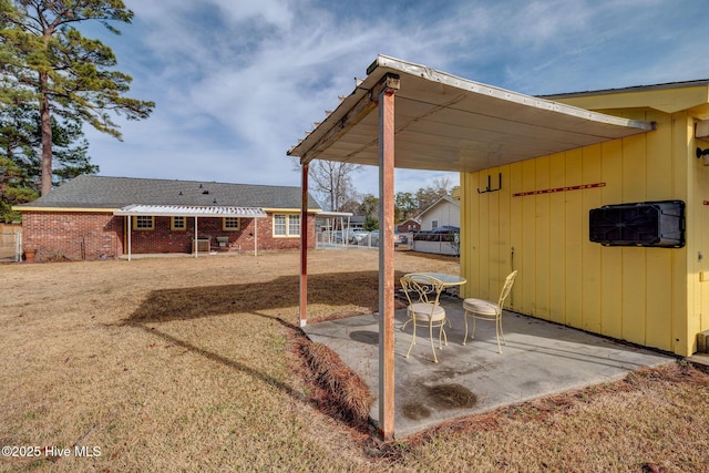 view of yard featuring a patio