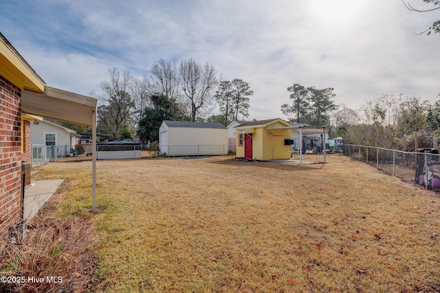 view of yard featuring a shed