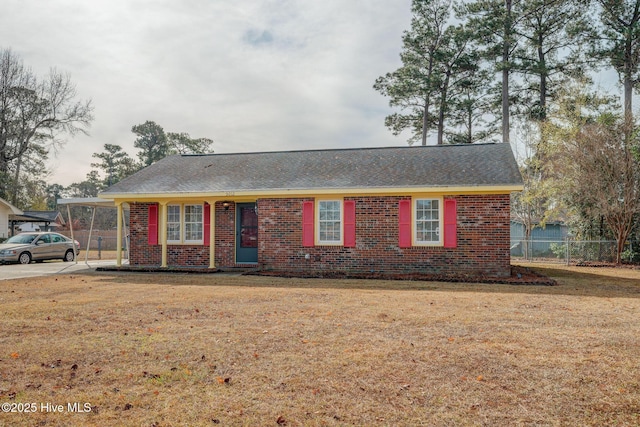 ranch-style house featuring a front yard