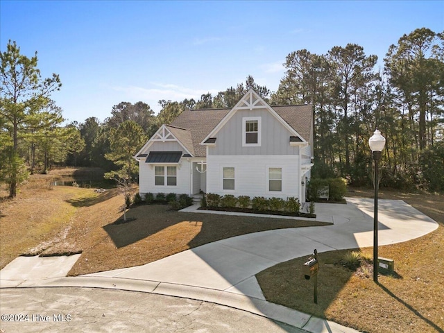 view of front of home featuring a front yard