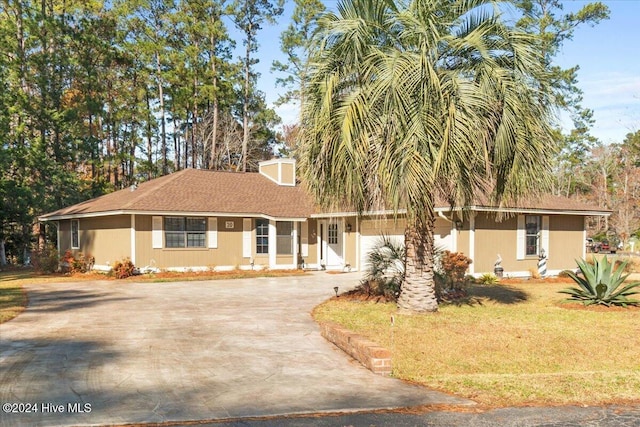 view of front of property featuring a front lawn