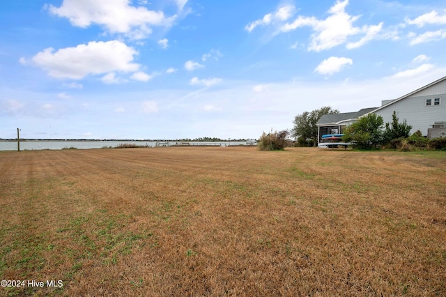 view of yard featuring a water view