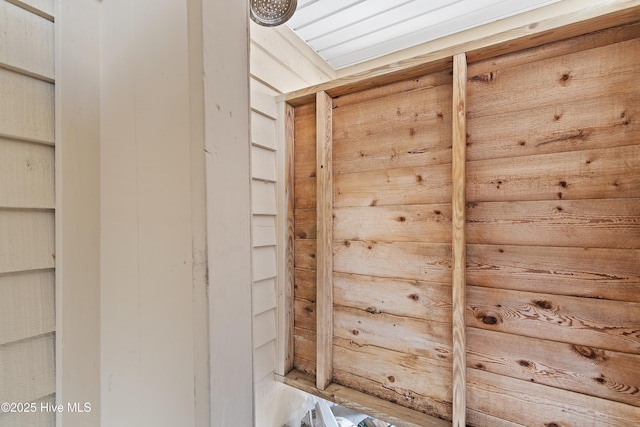 room details featuring a skylight