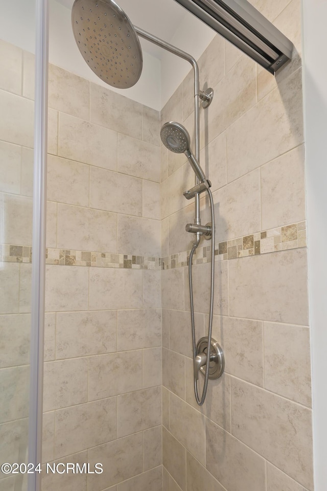 bathroom featuring a tile shower