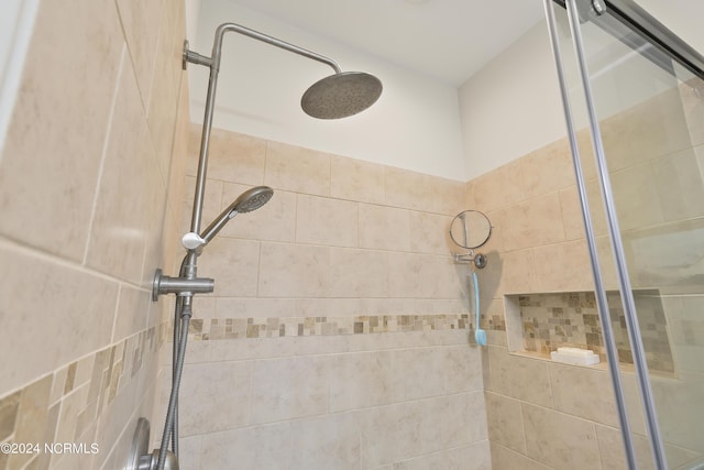 bathroom featuring a tile shower