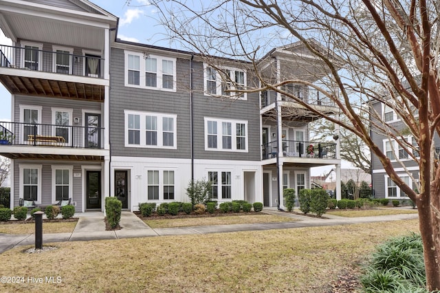 view of front of property featuring a front lawn