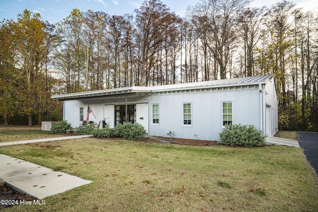 view of front facade with a front lawn