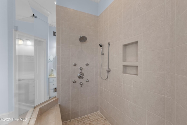 bathroom featuring tiled shower