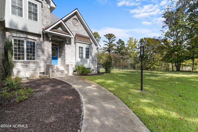 view of front facade featuring a front yard