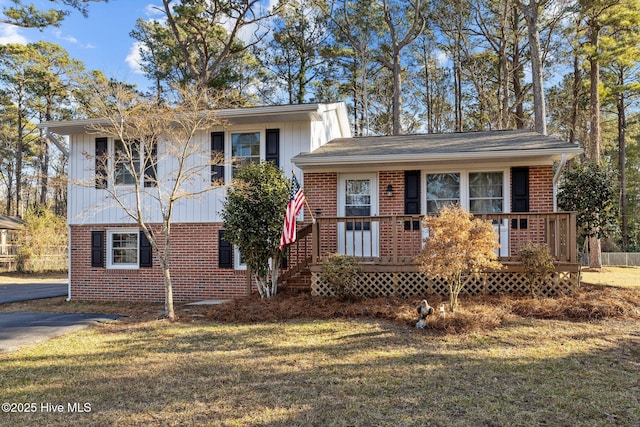 split level home with a front lawn