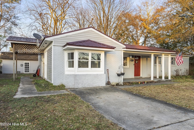 view of front of property with covered porch and a front lawn