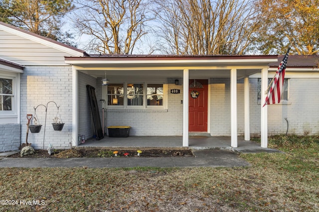 property entrance with covered porch