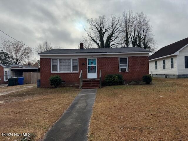 view of front of house featuring a front lawn