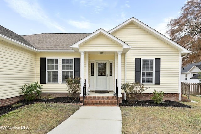 view of front of house featuring a front lawn