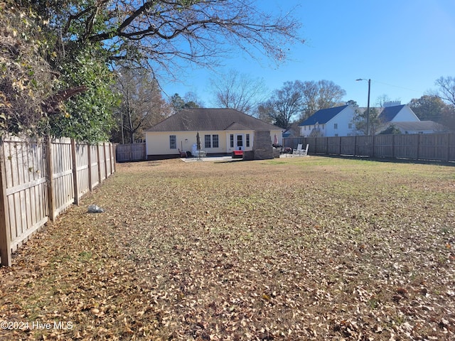 view of yard featuring a patio