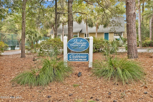 view of community / neighborhood sign