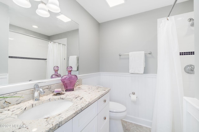 bathroom featuring a shower with curtain, vanity, and toilet