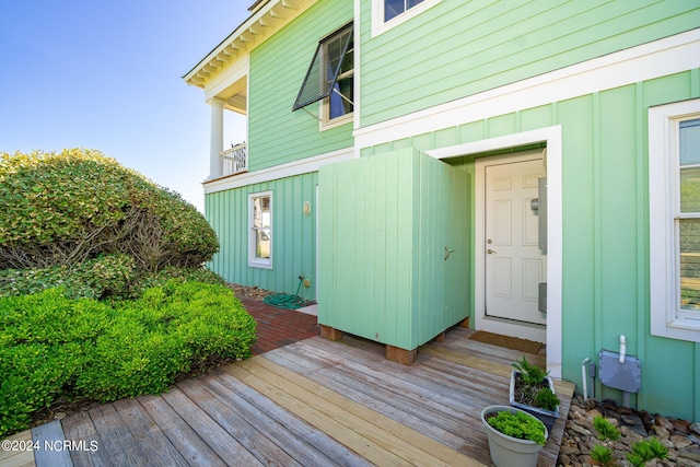 property entrance featuring a wooden deck