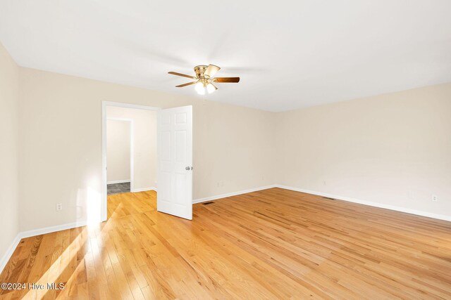 unfurnished room with light hardwood / wood-style floors and ceiling fan