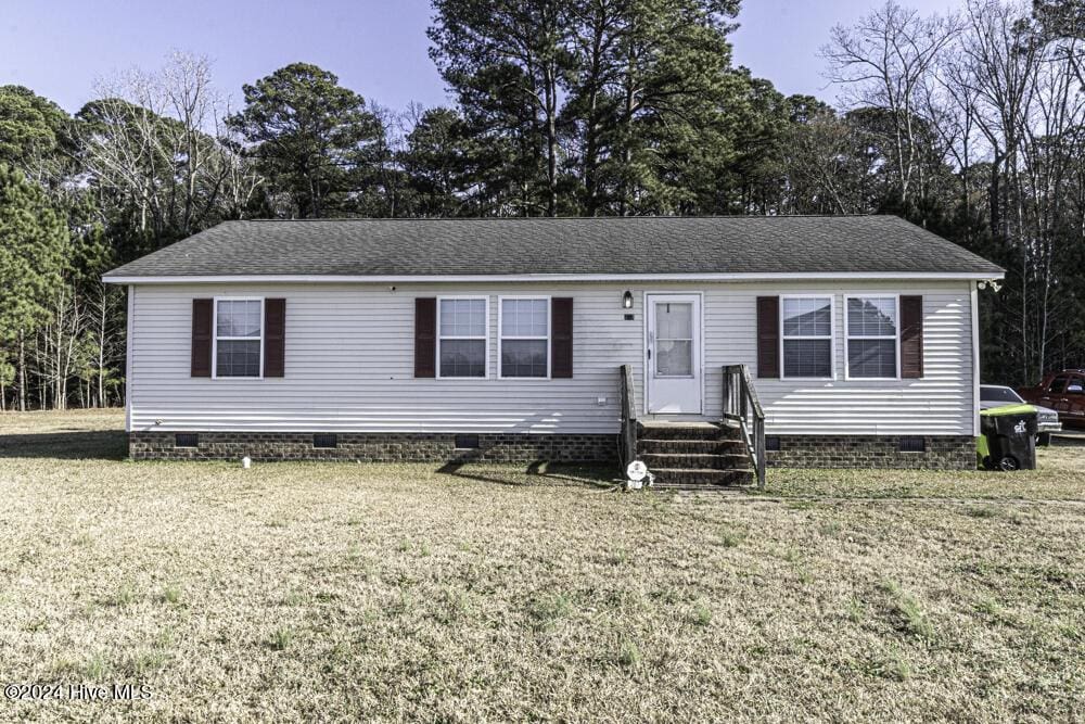 manufactured / mobile home with a front yard