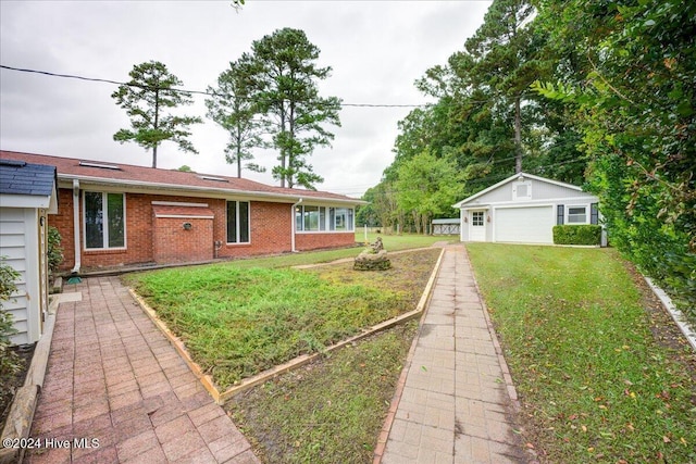 view of yard featuring an outdoor structure and a garage