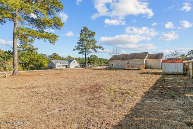 view of yard featuring a storage unit