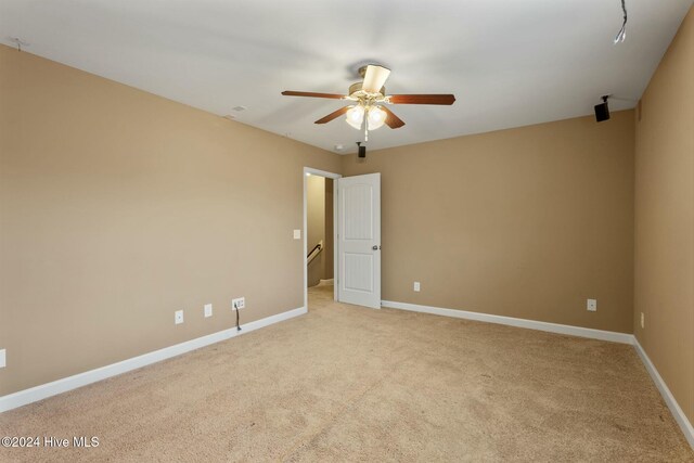 carpeted empty room featuring ceiling fan