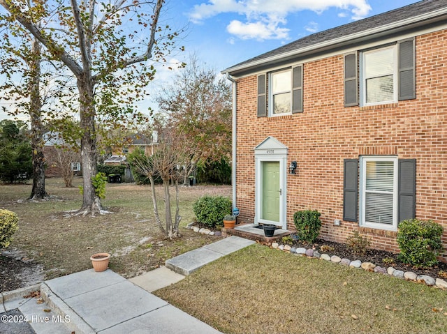 view of front of home featuring a front yard