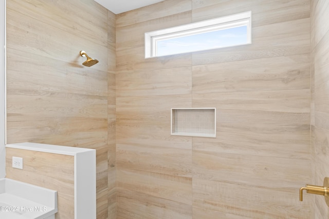 bathroom featuring tiled shower