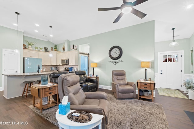 living area with recessed lighting, ceiling fan, dark wood-style floors, and baseboards