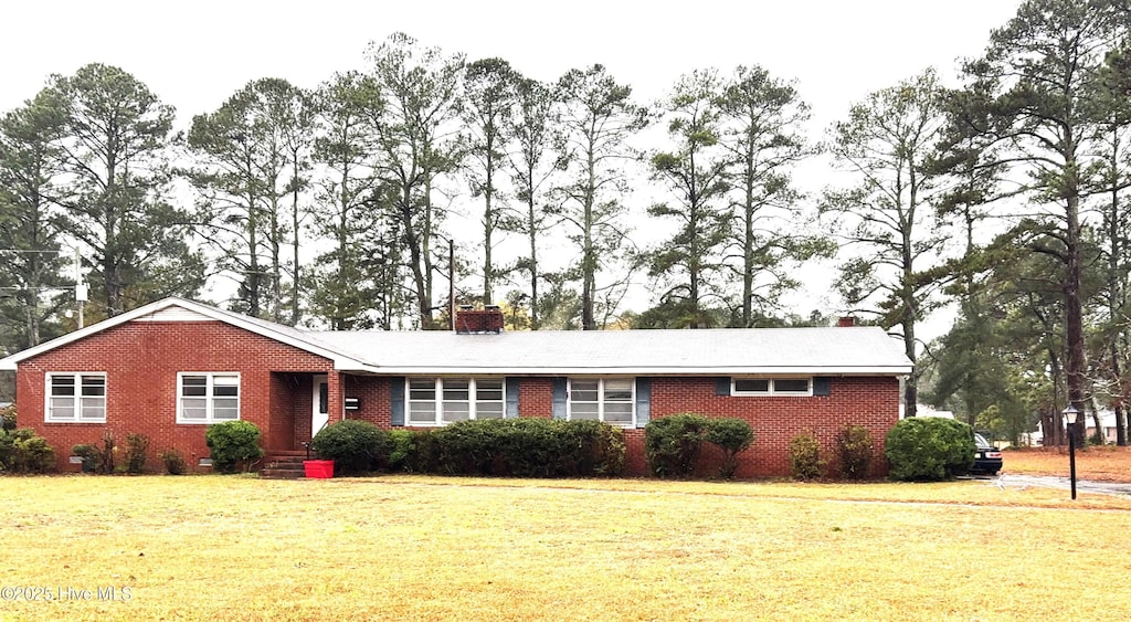 ranch-style house with a front yard