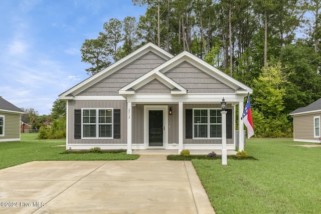 view of front facade featuring a front lawn and a porch