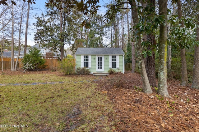 view of front of property featuring an outdoor structure