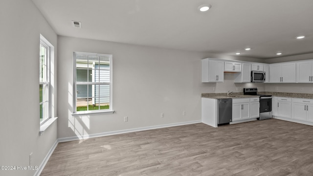 kitchen featuring visible vents, light wood-style flooring, stainless steel appliances, a sink, and recessed lighting