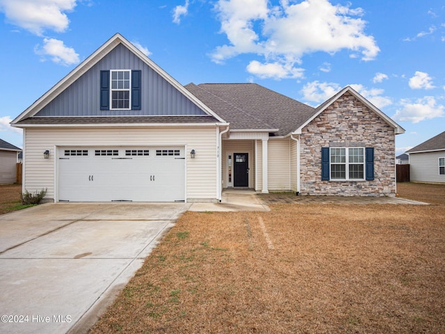 view of front of home featuring a front lawn and a garage